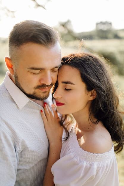 Jovem casal apaixonado andando no parque Foto Grátis