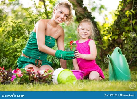 Moder Och Dotter Som Tillsammans Planterar Blommor Fotografering För