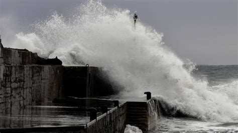 El Litoral Asturiano En Alerta Amarilla Por Olas De Hasta Metros