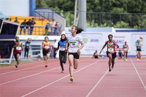 SMAN 27 Bandung Raih Gelar Three Peat Di Relays 4x100m Putri