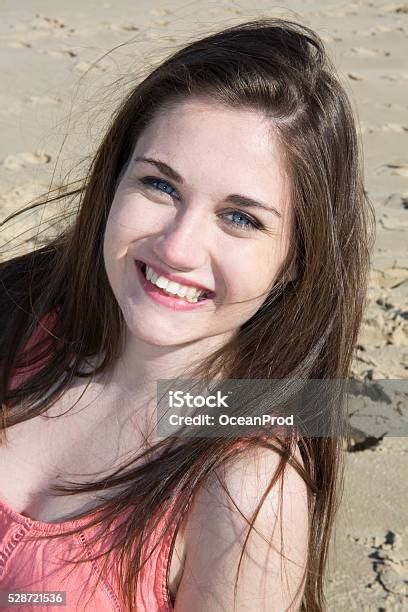 Photo Libre De Droit De Bleu Yeux Belle Fille Assise Au Bord De La