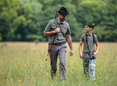 Un Ranger Apprend à Son Fils à Repérer Le Gibier Dans Le Désert Photo