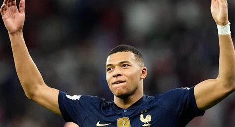 Mbappé comemora 24 anos e fica próximo de 3 recordes