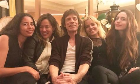 Mick Jagger Y El Gran Parecido Con Su Hijo Pequeño ¡un Mini Rolling