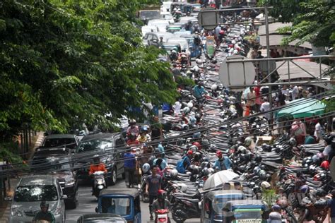 Parkir Liar Pasar Senen Akibatkan Kemacetan Foto