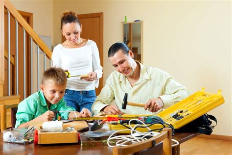 A Família Está Fazendo Algo As Ferramentas De Funcionamento Foto de