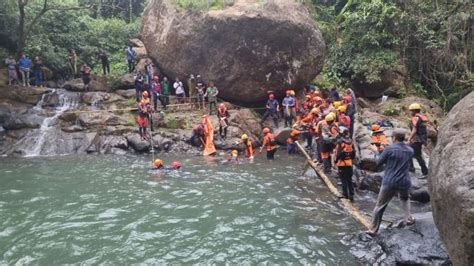 Dua Remaja Lemas Ketika Mandi Di Air Terjun Bersama Rakan