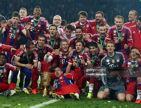 Pokalsieger 2014 Fc Bayern München Mannschaft Mit Dfb Pokal Pokal Und