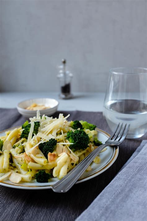 Zitronen Brokkoli Pasta Mit Knuspermandeln Schnelle Einfache