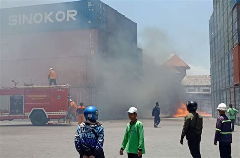 Tumpukan Kontainer Di Depo Jalan Tambak Osowilangun Surabaya Terbakar