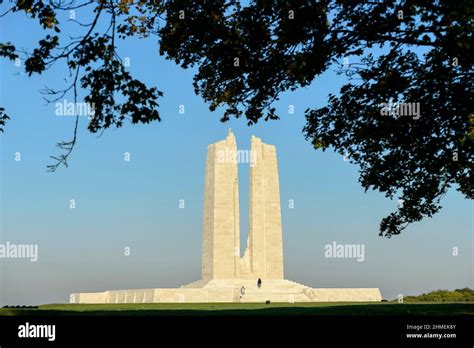 Canadian National memorial of Vimy Memorial national du Canada qui ...
