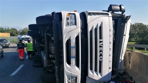 Incidente A Borgaro Un Camion Si Ribalta Allo Svincolo Autostradale