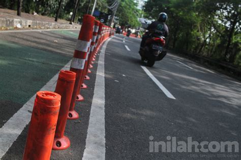 Foto Puluhan Stick Cone Pembatas Sepeda Di Patal Senayan Rusak