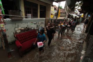 Korban Banjir Di Kampung Pulo Jakarta DATATEMPO