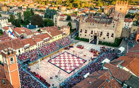 La Partita A Scacchi Di Marostica Con I Personaggi Viventi In Costume