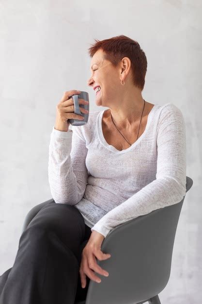 Dame Dâge Mûr Avant Avec La Tasse à La Recherche De Suite Photo Gratuite