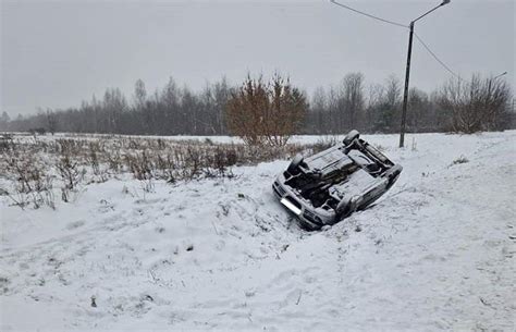 Wypadek w Antoniówce w gminie Jedlnia Letnisko pod Radomiem Samochód