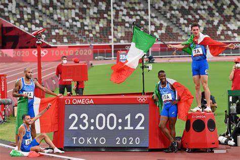 Oro Leggendario Nella Staffetta 4x100 Litalia è La Più Veloce Al