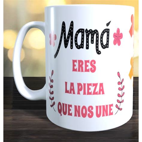 Taza Mam Eres La Pieza Que Nos Une