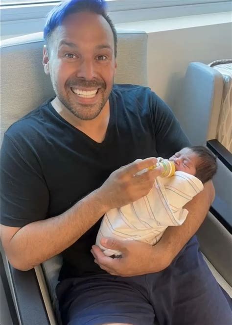 Bebé adoptada por pareja gay murió tras ser olvidada en un carro