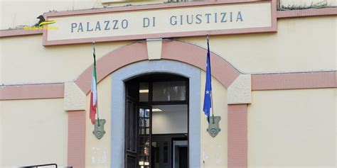 Salerno La Guardia Di Finanza Sequestra Cosmetici Nocivi