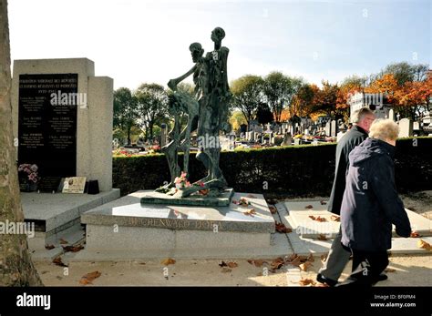 Paris France Cimeti Re Pere Lachaise Monument Aux Juifs D Port S Au