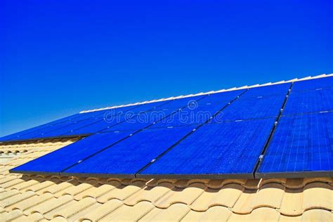 Sistema Residencial De Producción De Energía Solar Y Electricidad En