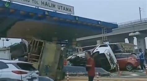 Tabrakan Beruntun Di Pintu Gerbang Tol Halim Utama Jakarta Timur Lalu