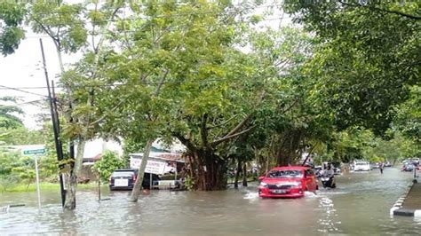 Hujan Deras Sejumlah Ruas Jalan Di Kota Pontianak Tergenang Banjir