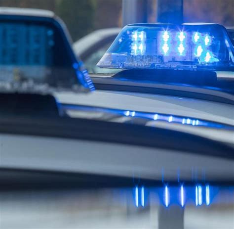 Autofahrer Stirbt Nach Zusammensto Mit Baum Welt