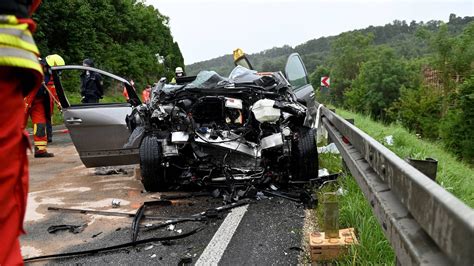 Tödlicher Unfall 77 Jähriger gerät in Gegenverkehr Polizei sucht Zeugen