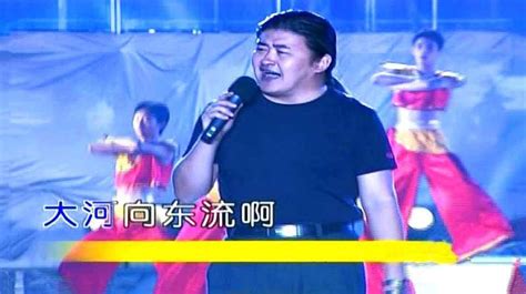 电视剧《水浒传》主题曲《好汉歌》，刘欢现场演唱，嗨遍全场音乐流行乐好看视频