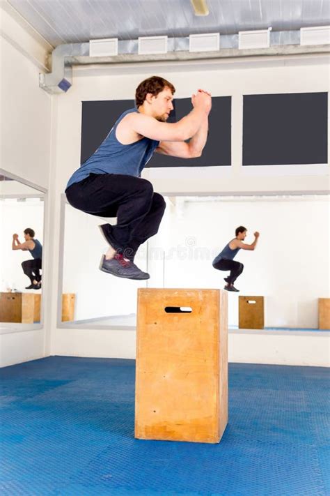 O Homem Muscular Novo Que Faz O Crossfit Exercita Em Um Gym Foto De