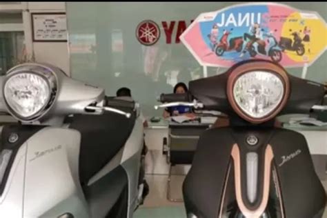 Semakin Awet Berdua Di Jalan Bareng Ayang Skutik Yamaha Janus Irit