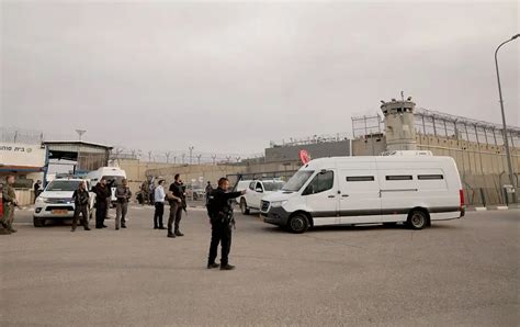 Hamás retrasa entrega de segundo grupo de rehenes acusa a Israel de