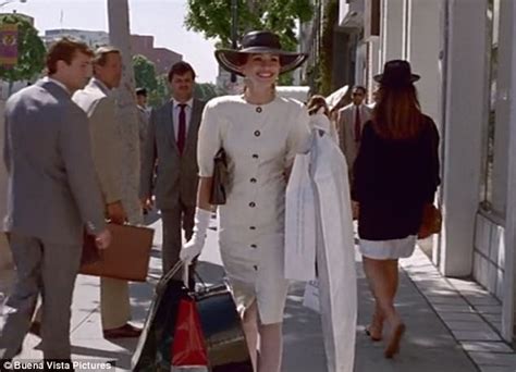 Julia Roberts Re Creates Pretty Woman Shopping Scene Daily Mail Online