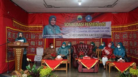 Bunda Win Membuka Acara Sosialisasi Pembinaan Administrasi Pkk Se Lamsel