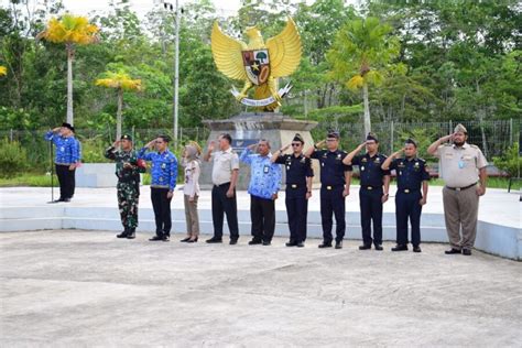 Satgas Pamtas Yonarmed Kostrad Turut Serta Sukseskan Upacara Hari