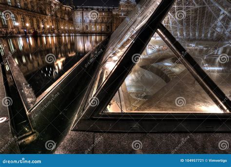 Museu Da Pir Mide Do Louvre Em Paris Na Luz Da Noite Musee Du Louvre