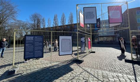 Expositie Vol Schokkende Teksten Geopend Op Het Kasteelplein Dit Is