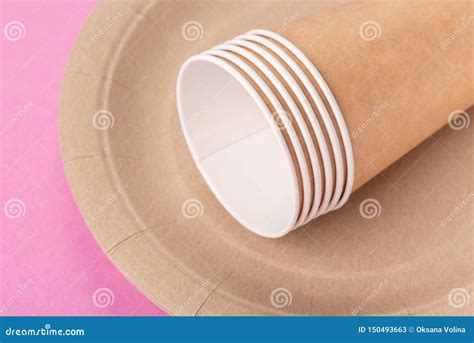 Pratos Biodegrad Veis Eco Amig Veis Em Um Fundo Cor De Rosa Imagem De