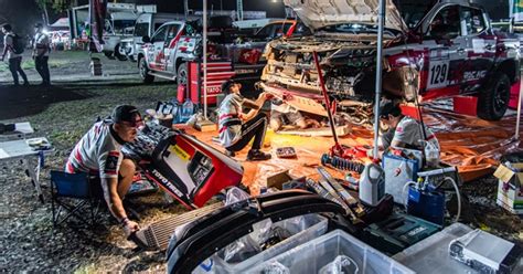 Sửa xe xuyên đêm Cuộc chiến gay cấn ngoài đường đua tại AXCR 2022