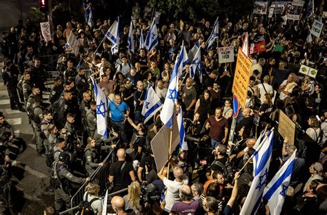 Milhares de manifestantes aumentam pressão sobre Netanyahu em Israel