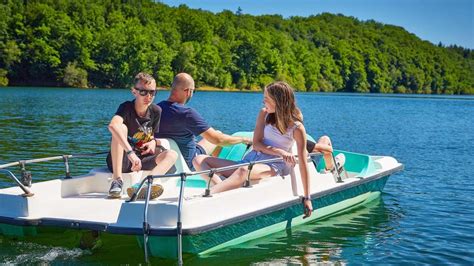 Camping Les Terrasses du Lac in Midi Pyrénées Aveyron Pont de Salars