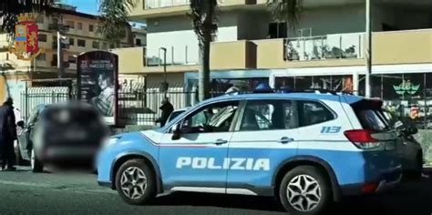 Trieste Cade Dal Terzo Piano Di Un Albergo Cercando Di Scappare Dalla