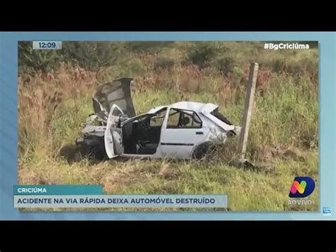 Carro capota na Via Rápida e motor se desprende do veículo em Criciúma