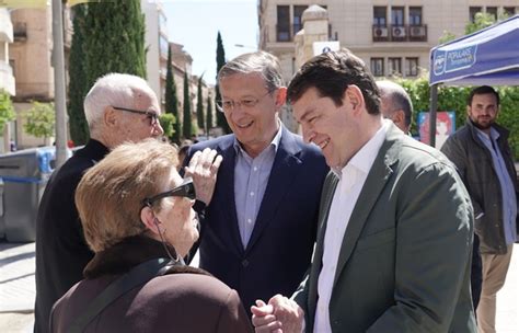 Mañueco presume del modelo educativo de Castilla y León que invierte en