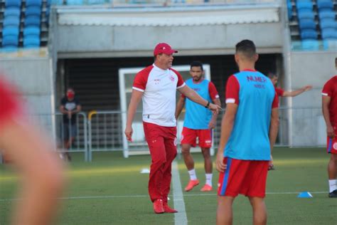 Roberto Fernandes comanda treino tático do América RN na Arena das