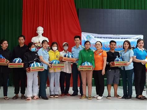 Hội Phụ Nữ Trung đoàn 224 Tặng Quà Gia đình Khó Khăn Trên địa Bàn Tỉnh