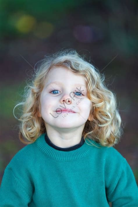 Un Niño Pequeño Con Cabello Largo Y Rubio Disfrutando De Un Día Soleado